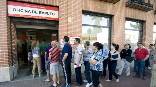 Desempleados en la cola del paro