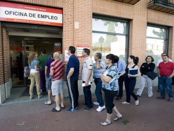 Desempleados en la cola del paro