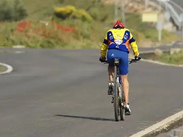 Un ciclista en carretera Un ciclista en carretera