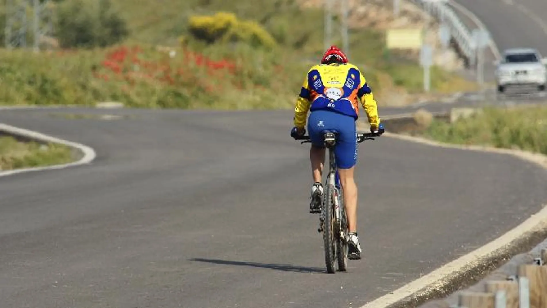 Un ciclista en carretera Un ciclista en carretera