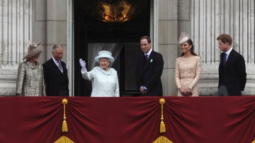 La familia real de Inglaterra saludo a sus súbditos