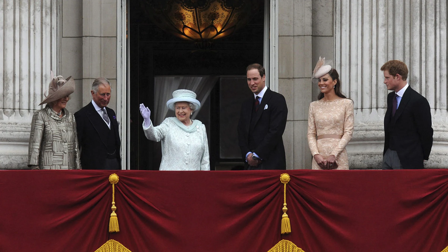 La familia real de Inglaterra saludo a sus súbditos La familia real de Inglaterra saludo a sus súbditos