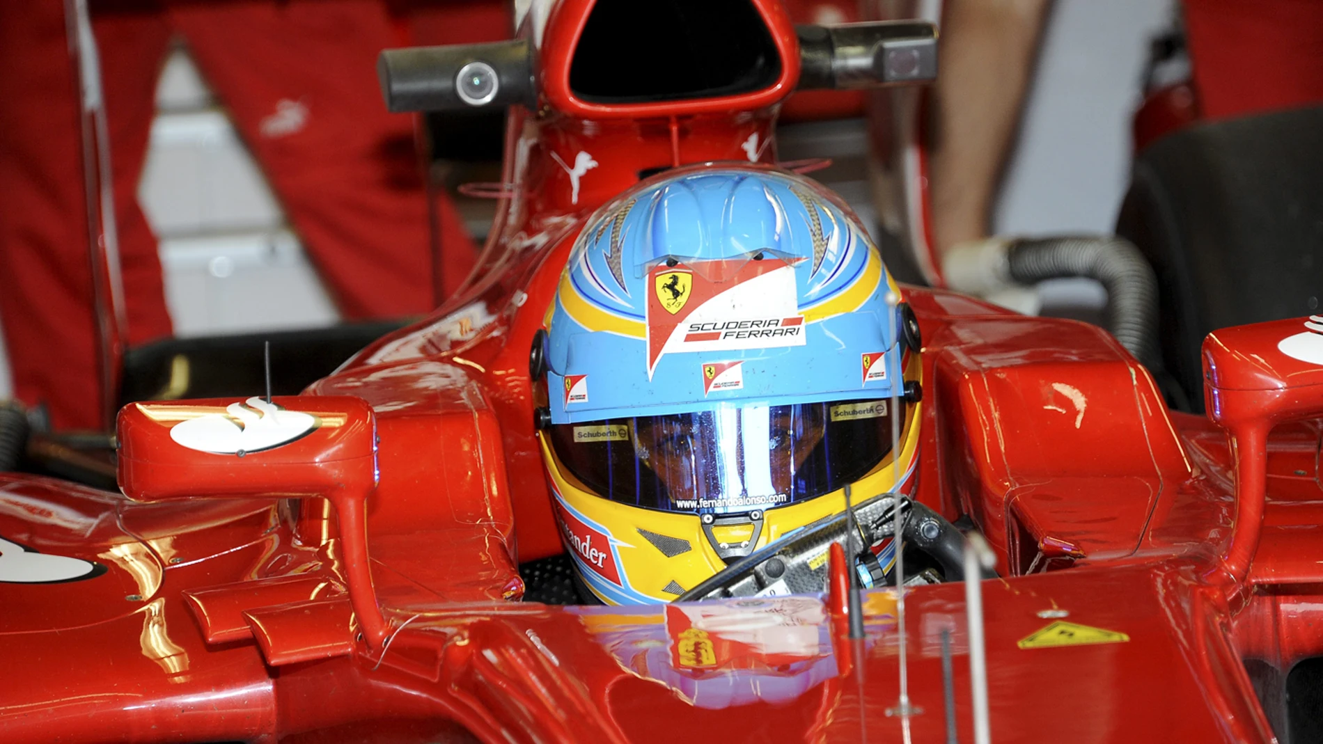 Alonso en el box de Ferrari