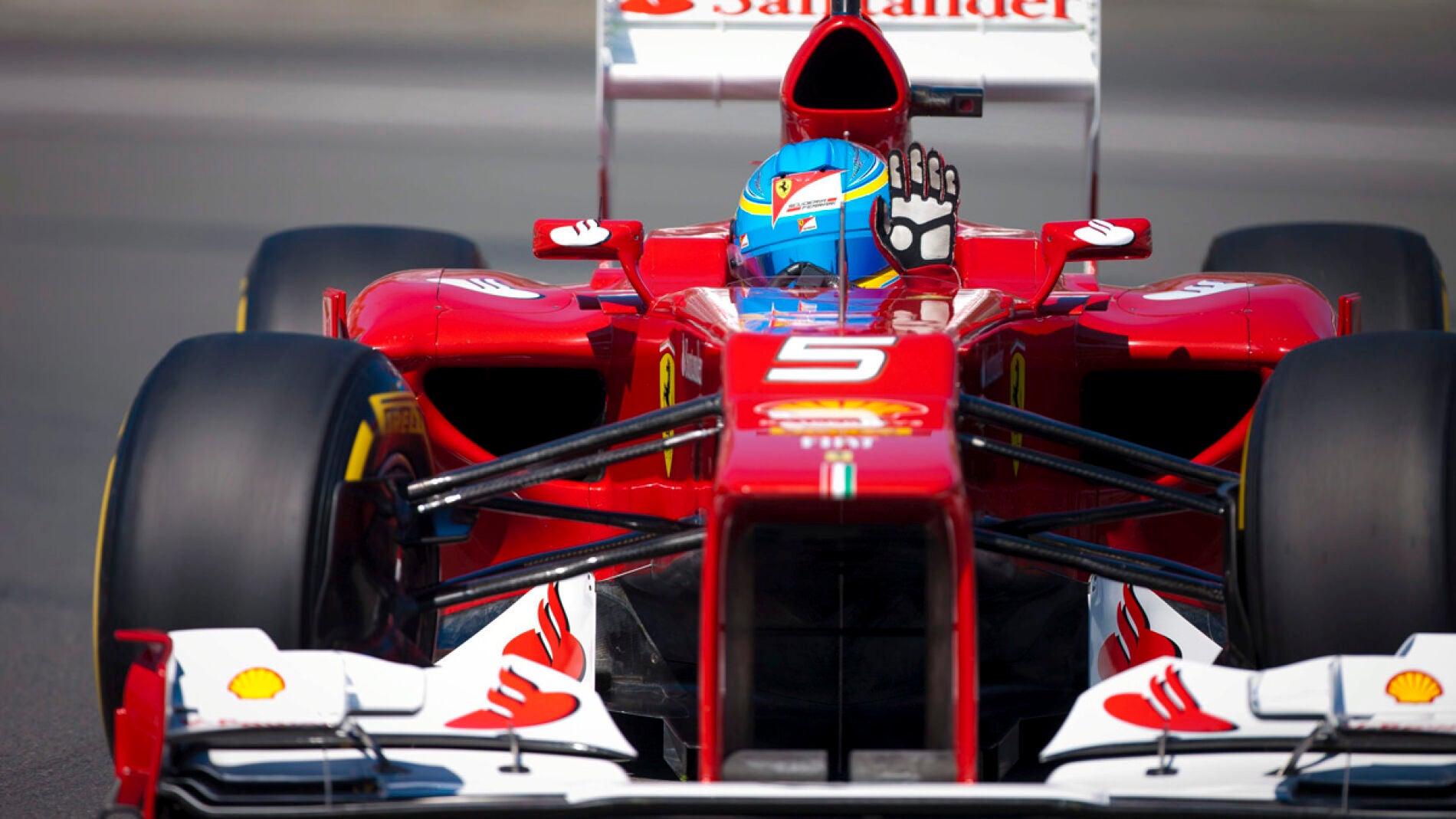 Fernando alonso saluda desde su monoplaza