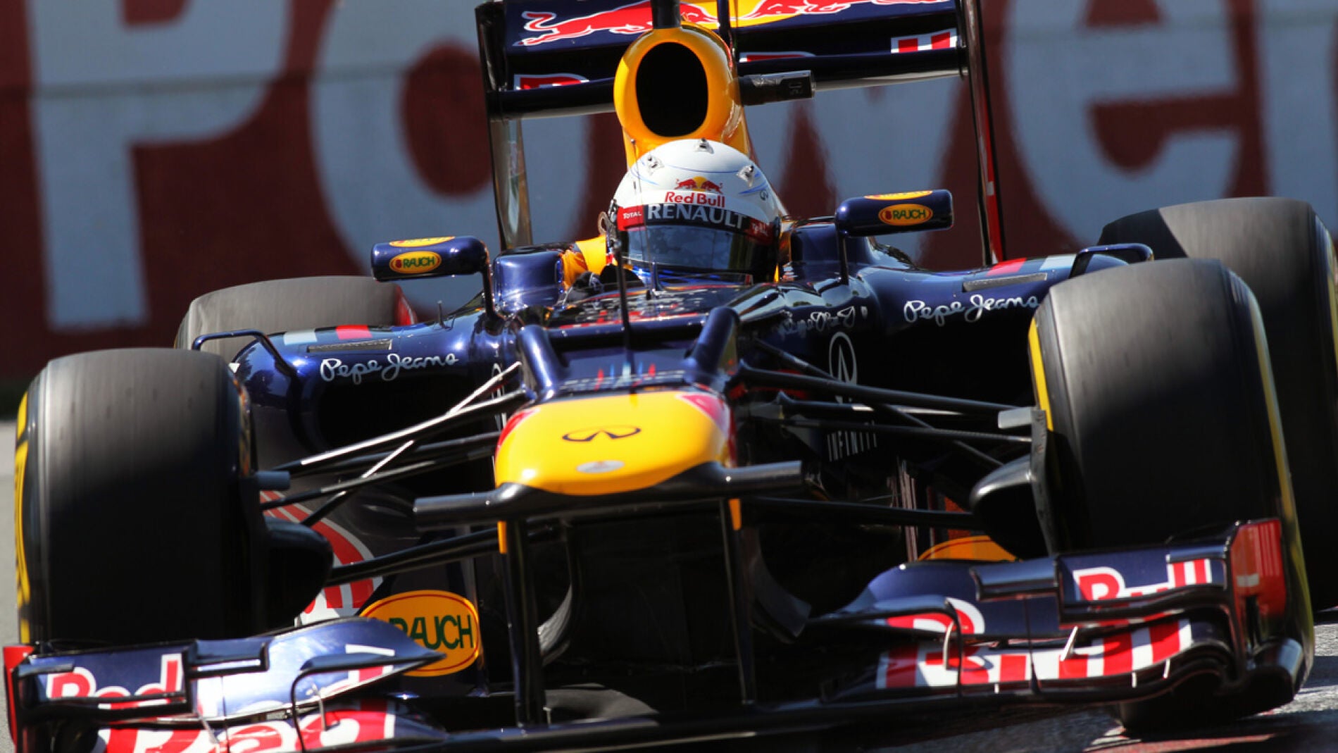 Vettel logr&oacute; la pole en Montreal