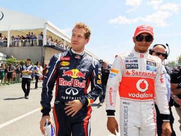 Vettel y Hamilton andan por el paddock