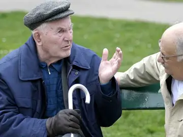 Personas mayores sentadas en un banco Personas mayores sentadas en un banco