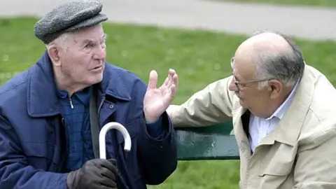 Personas mayores sentadas en un banco Personas mayores sentadas en un banco