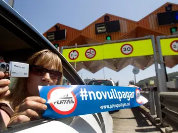 Una mujer sostiene un cartel de la plataforma "no vull pagar" Una mujer sostiene un cartel de la plataforma "no vull pagar"