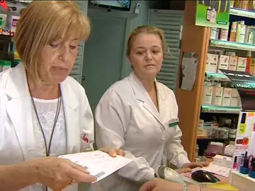 Farmacéutica leyendo una receta Farmacéutica leyendo una receta
