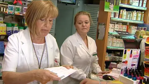 Farmacéutica leyendo una receta Farmacéutica leyendo una receta