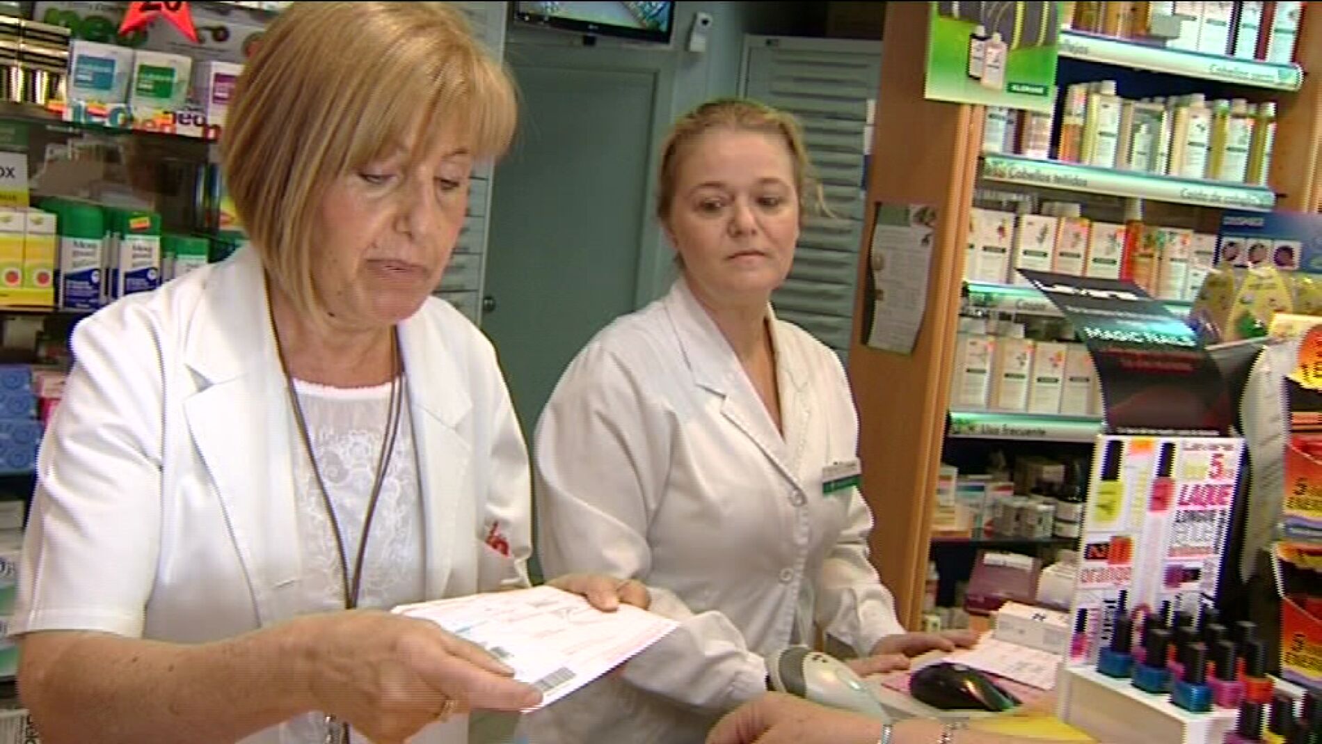 Farmac&eacute;utica leyendo una receta