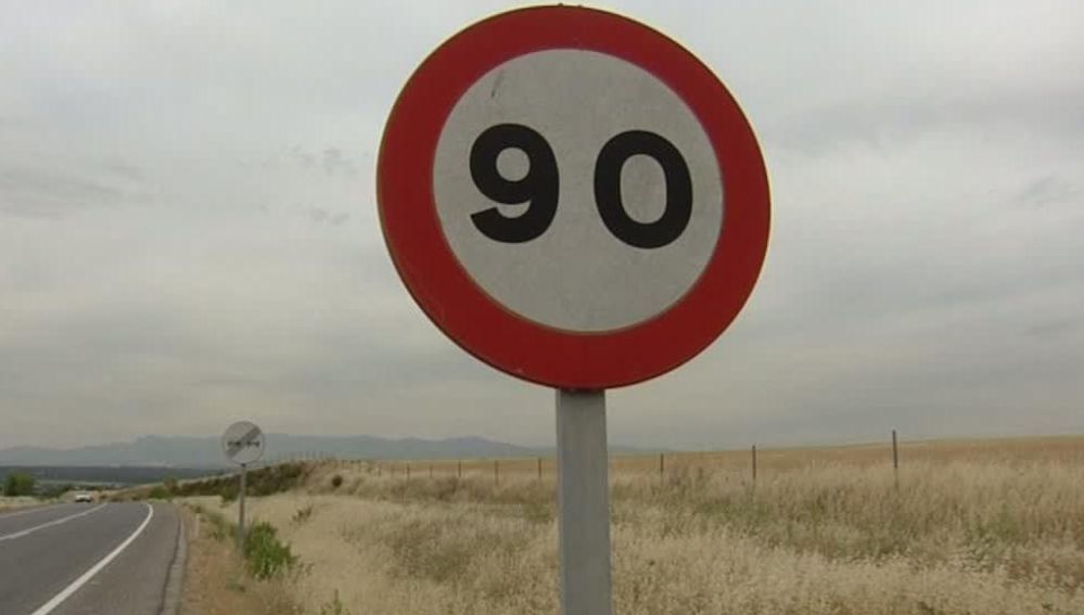 Cartel de velocidad máxima en una carretera secundaria