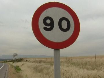 Cartel de velocidad máxima en una carretera secundaria