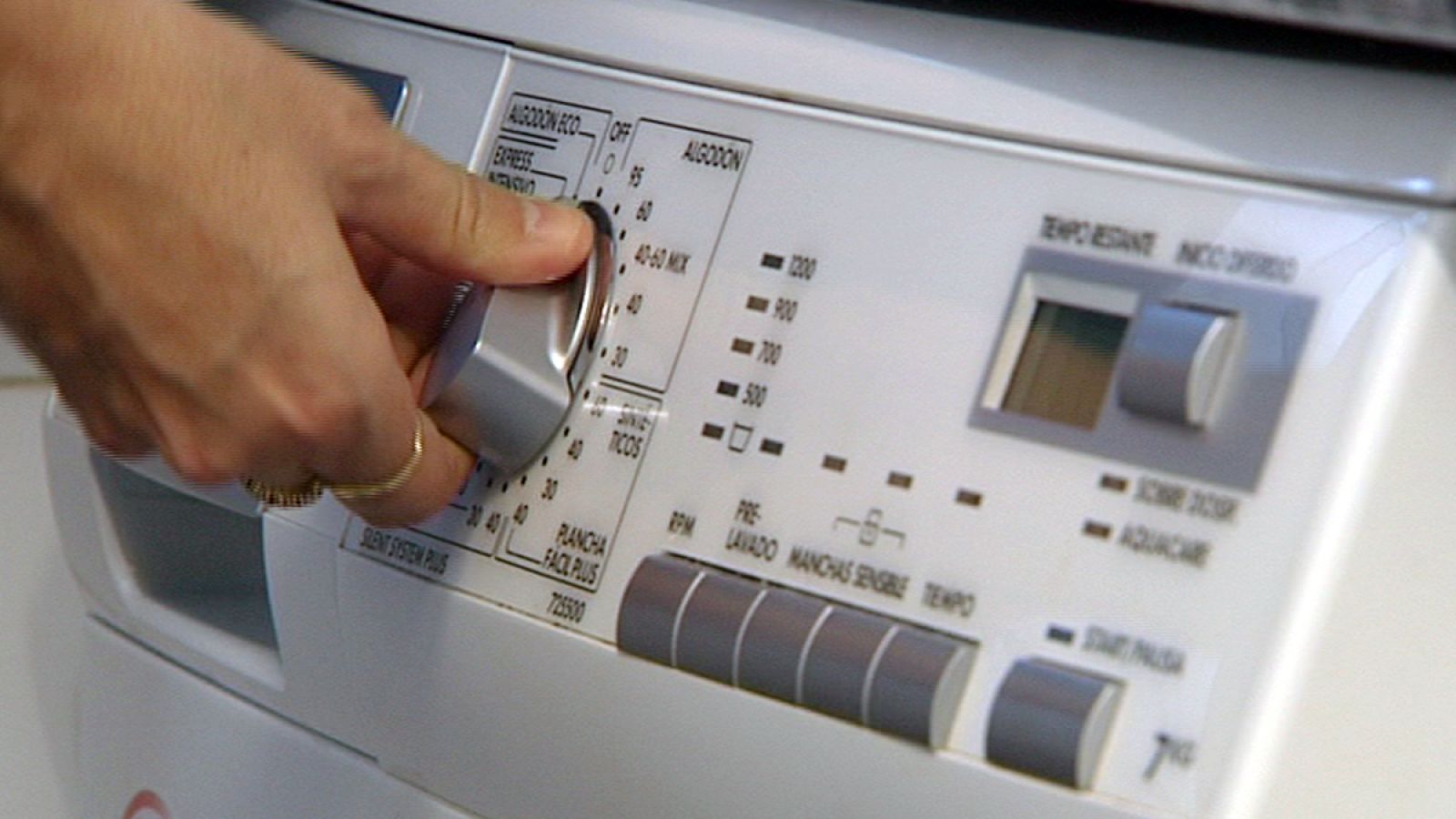 Así ahorran las familias en los meses de verano ante la subida del precio de la luz