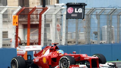 Ferrari prueba las novedades del F2012; Maldonado manda en los Libres 1