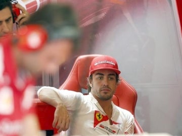 Fernando Alonso en el box de Ferrari
