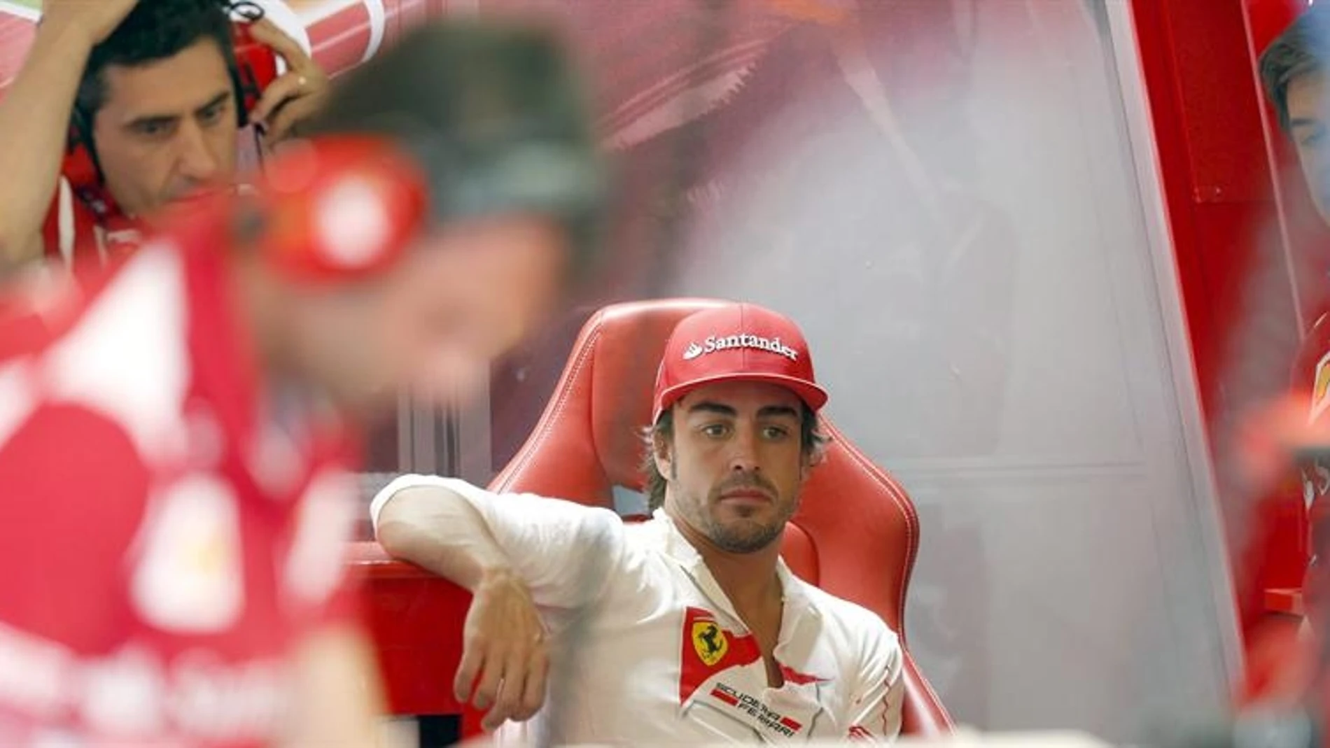 Fernando Alonso en el box de Ferrari