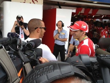 Lewis Hamilton charla con Gené