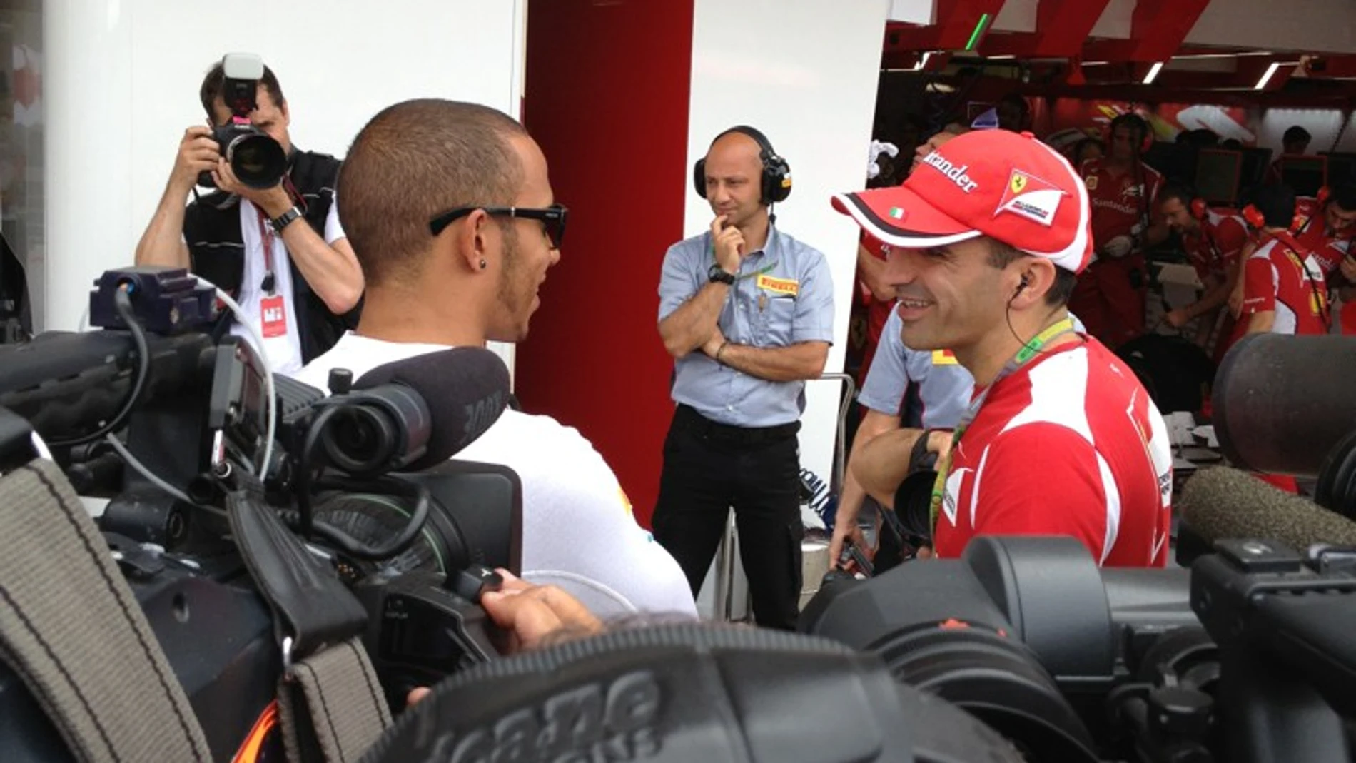 Lewis Hamilton charla con Gené