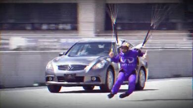 Webber compite con un paracaidista 