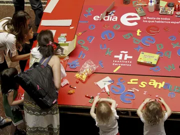 Un grupo de niños juega con palabras en el instituto Cervantes Un grupo de niños juega con palabras en el instituto Cervantes