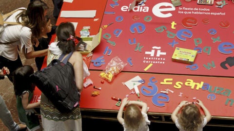 Un grupo de ni&ntilde;os juega con palabras en el instituto Cervantes