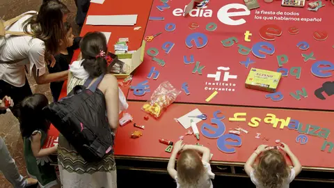 Un grupo de niños juega con palabras en el instituto Cervantes Un grupo de niños juega con palabras en el instituto Cervantes
