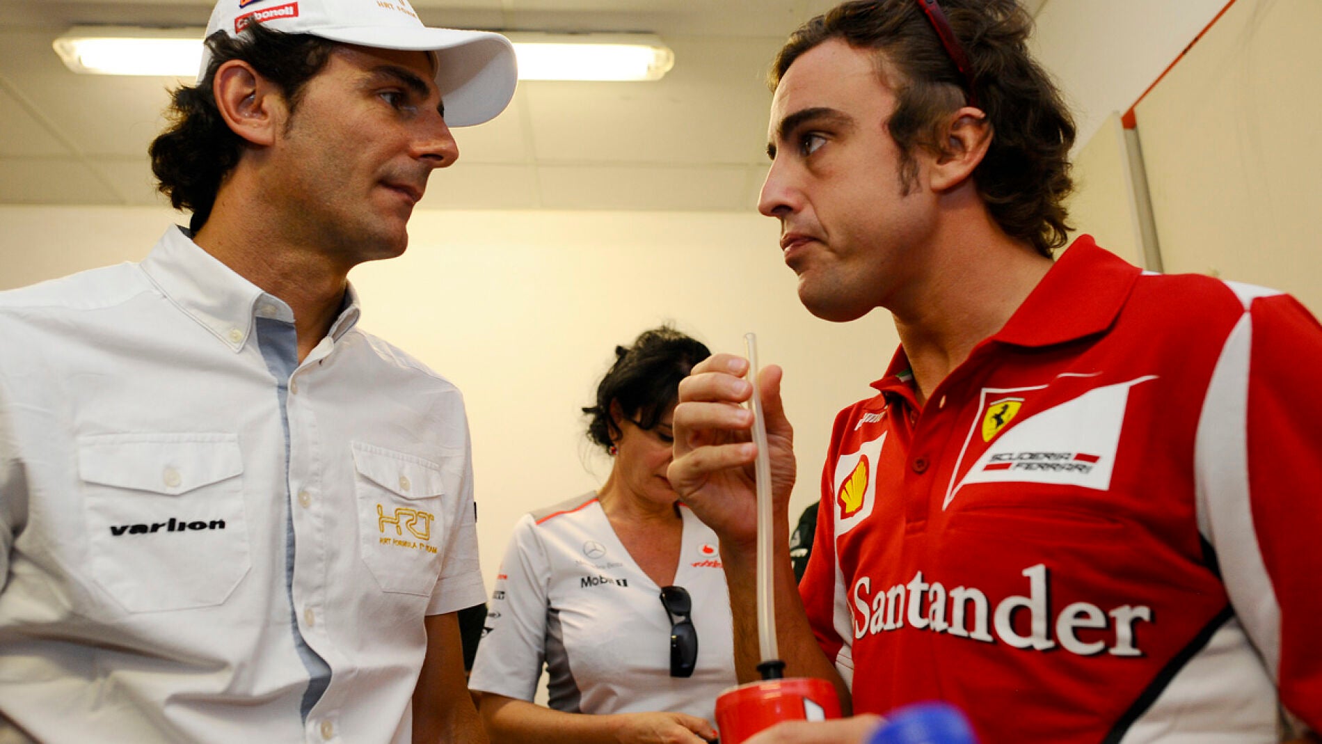 De la Rosa charla con Alonso en Valencia