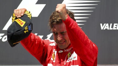 Alonso llora en lo alto del podio del GP de Europa