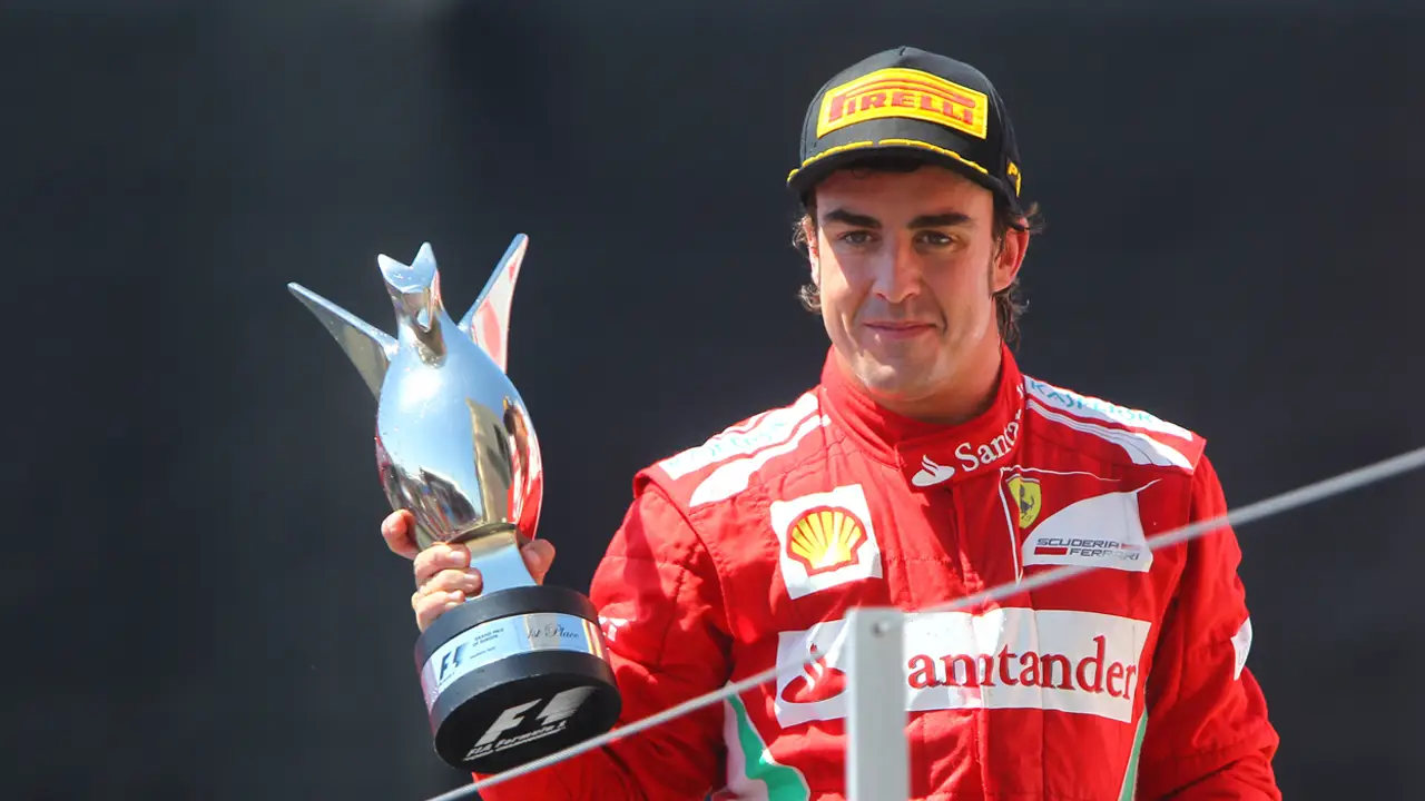 Alonso sobre el podio de Valencia