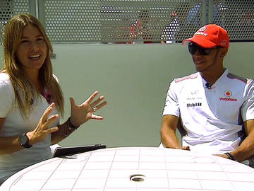 Nira Juanco y Lewis Hamilton