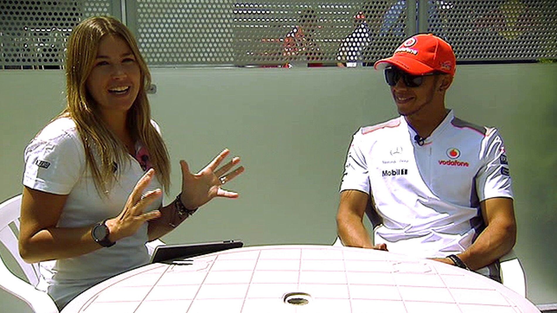 Nira Juanco y Lewis Hamilton