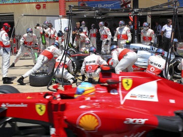 Alonso pasa a Hamilton en el pit lane