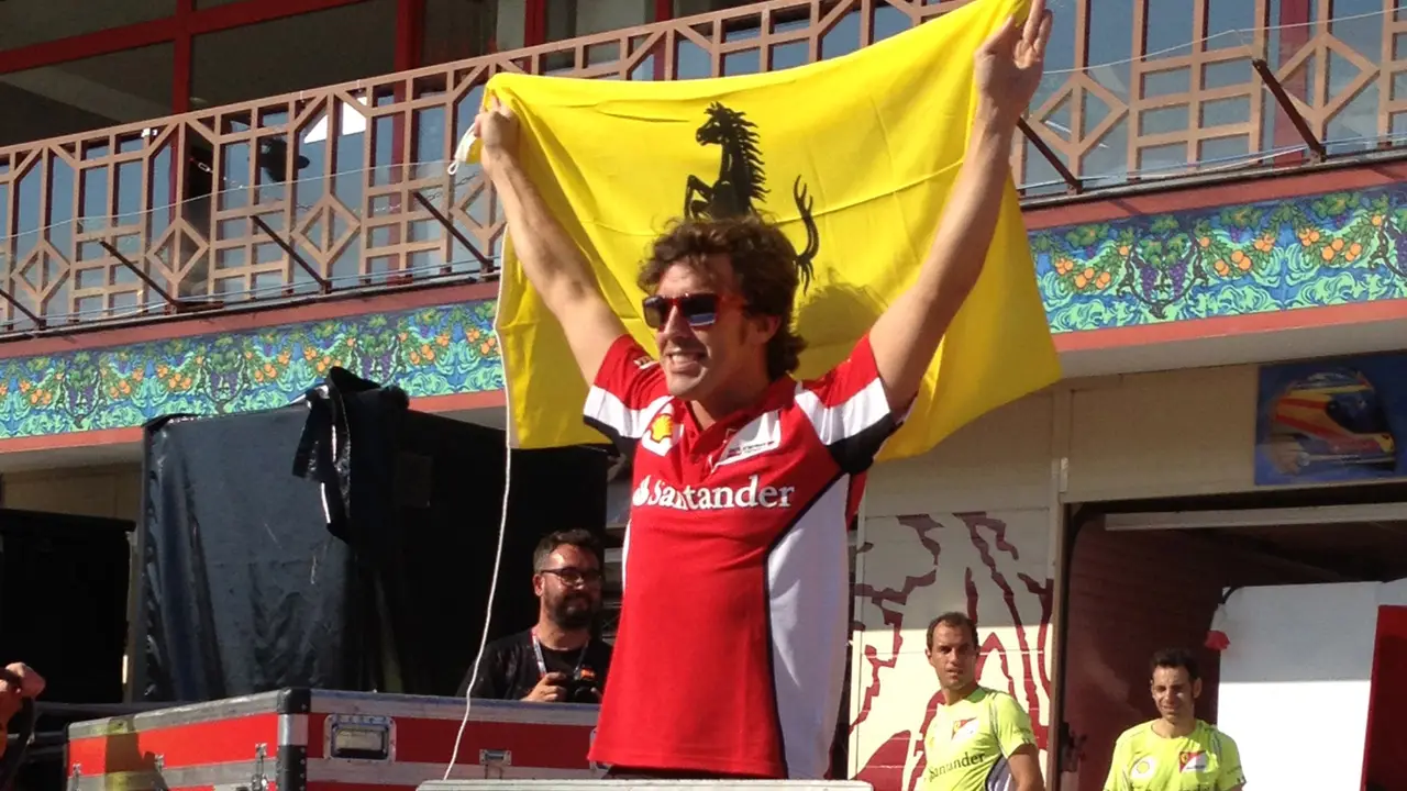 Alonso celebra con la grada el triunfo