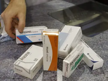 Imagen de varios medicamentos en una farmacia Imagen de varios medicamentos en una farmacia