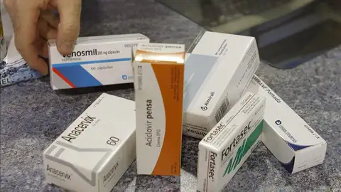 Imagen de varios medicamentos en una farmacia Imagen de varios medicamentos en una farmacia