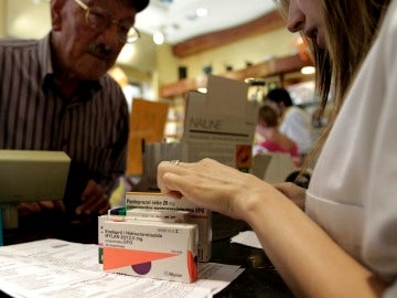 Un hombre comprando medicamentos en la farmacia