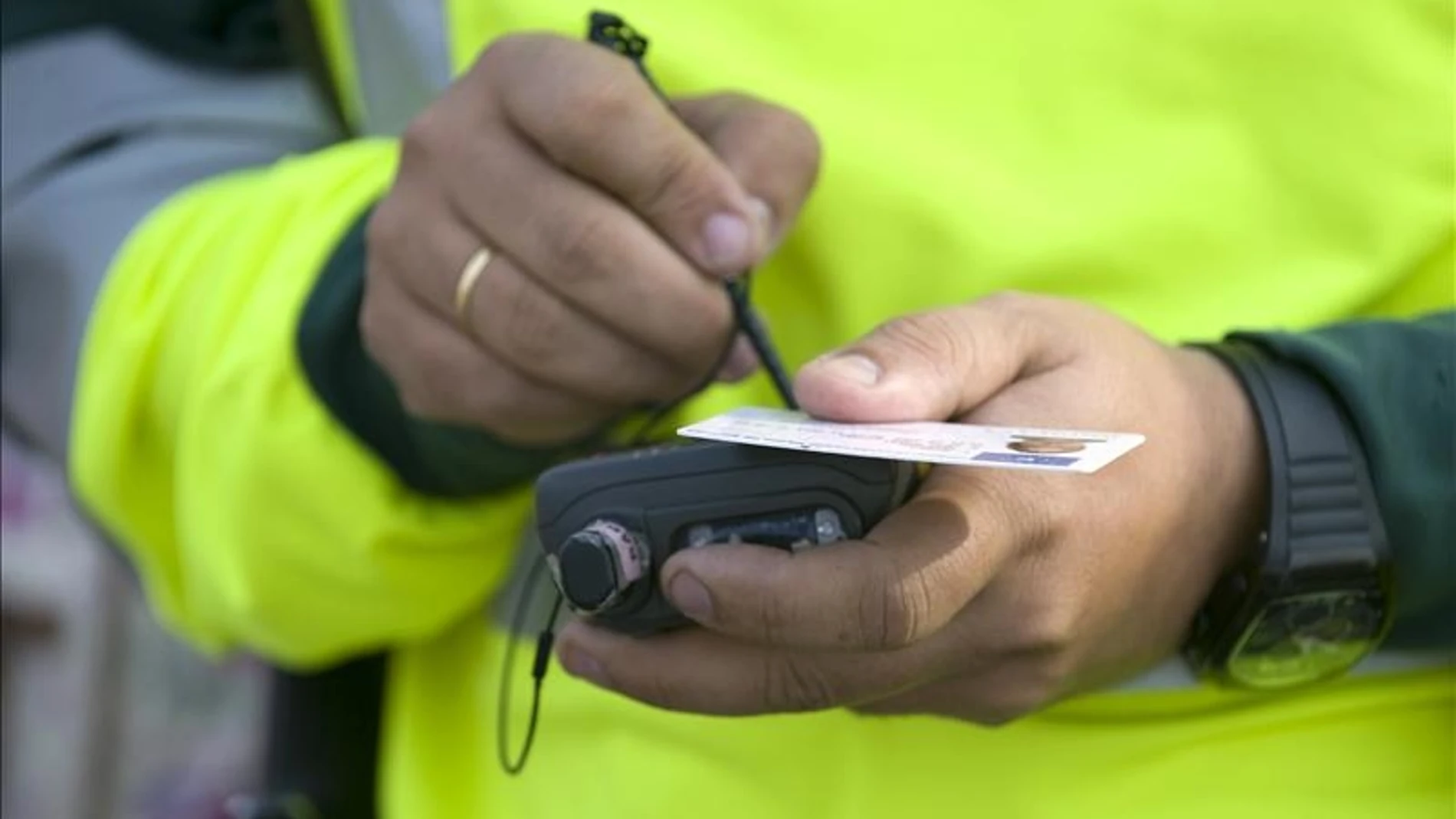 Guardia Civil con prueba de alcoholemia Guardia Civil con prueba de alcoholemia