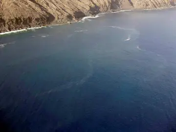 Burbujeo y una mancha blanca frente a El Hierro Burbujeo y una mancha blanca frente a El Hierro