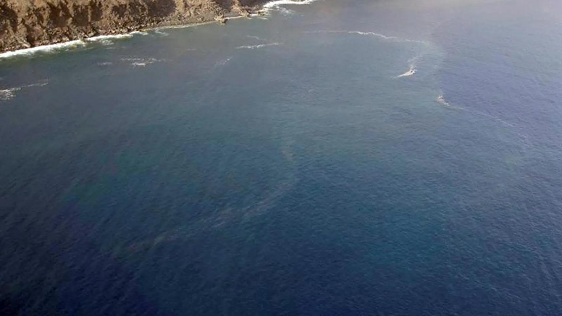 Burbujeo y una mancha blanca frente a El Hierro Burbujeo y una mancha blanca frente a El Hierro