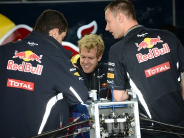 Vettel en el box de RBR