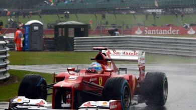 Grosjean lidera unos Libres pasados por agua; Alonso reserva neumáticos