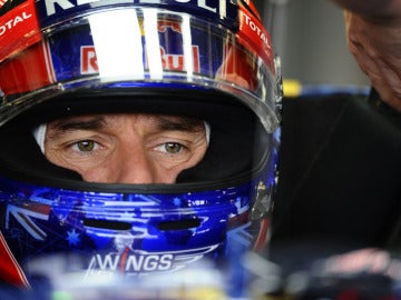 Mark Webber con el casco puesto.