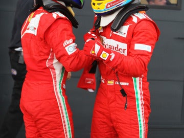 Alonso abraza a Massa