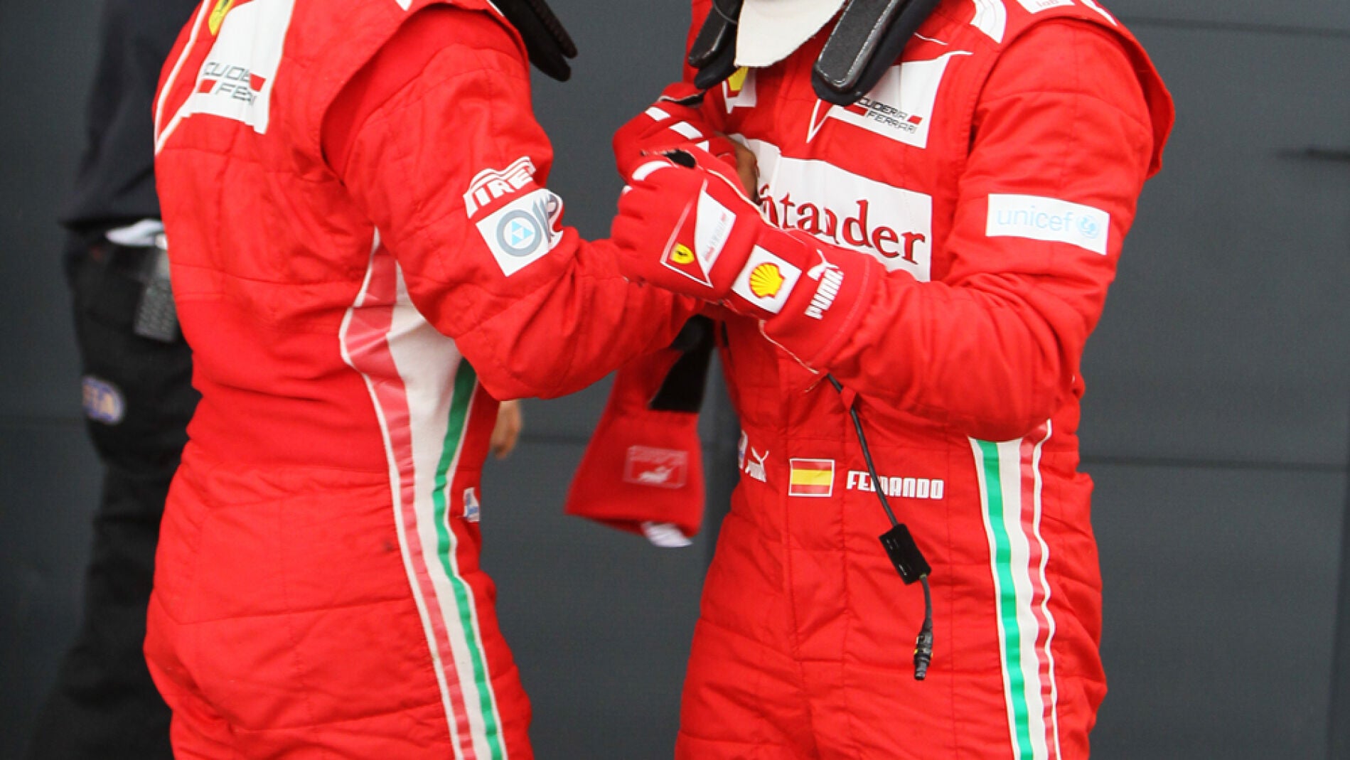 Alonso abraza a Massa