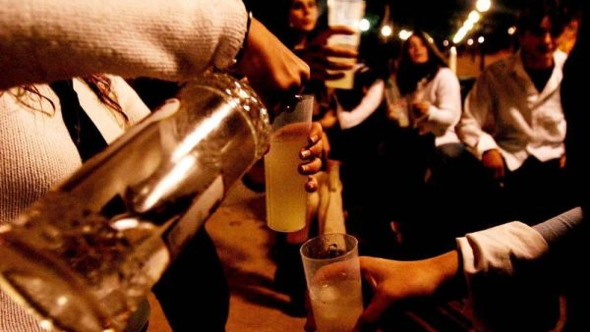 Jóvenes consumiendo alcohol Jóvenes consumiendo alcohol