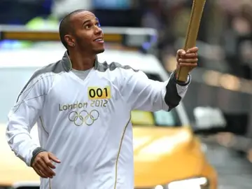 Hamilton con la antorcha olímpica Hamilton con la antorcha olímpica