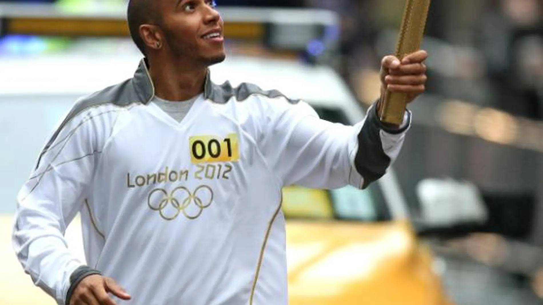 Hamilton con la antorcha olímpica