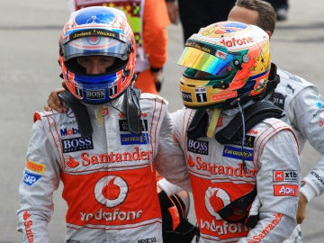 Jenson Button y Lewis Hamilton tras la carrera en Silverstone
